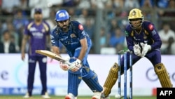 د ممبۍ انډیینز روهېت شرما د کولکته نایټ رایډرز پر وړاندې توپوهنه کوي - د مارچ ۲۹مې انځور.