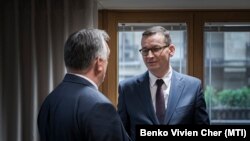 Orbán Viktor magyar (b) és Mateusz Morawiecki lengyel kormányfő a visegrádi országok (V4) egyeztetésén, a brüsszeli EU-csúcs ülése előtt 2020. október 1-jén