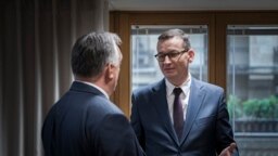 Orbán Viktor magyar (b) és Mateusz Morawiecki lengyel kormányfő a visegrádi országok (V4) egyeztetésén, a brüsszeli EU-csúcs ülése előtt 2020. október 1-jén