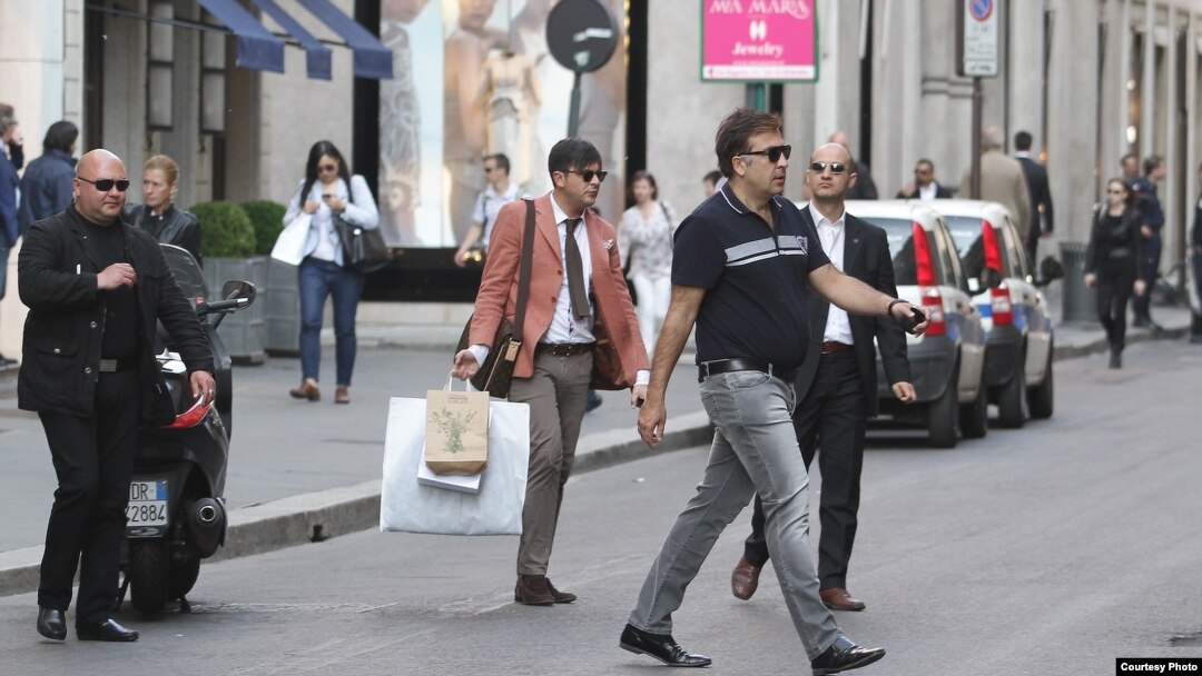 Georgian President Mikheil Saakashvili (right) shops in Milan. (Photo courtesy of Georgian newspaper "Alia")
