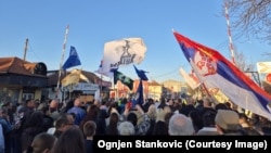 Zastave i parole na protestu u Nišu, 1. mart 2026.