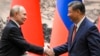 Глава Китая Си Цзиньпин (справа) пожимает руку президенту России Владимиру Путину в Доме народных собраний в Пекине, Китай, 16 мая 2024 года