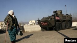 Blindat austriac al trupelor KFOR pe podul ce separă etnic oraşul Mitrovica din nordul Kosovo. 