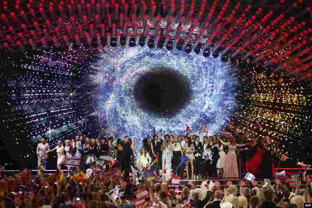 The stage is crowded with the winners of the second semifinal of the Eurovision Song Contest in Vienna. The final of the 60th Eurovision Song Contest 2015 with 27 nations competing takes place on May 23. (AFP/Dieter Nagl)