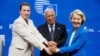 Prim-ministra daneză, Mette Frederiksen (stânga), Președintele Consiliului European, Antonio Costa, și președinta Comisiei Europene, Ursula von der Leyen, la o conferință de presă în cadrul summitului liderilor Uniunii Europene, la Bruxelles.