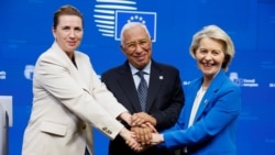 Prim-ministra daneză, Mette Frederiksen (stânga), Președintele Consiliului European, Antonio Costa, și președinta Comisiei Europene, Ursula von der Leyen, la o conferință de presă în cadrul summitului liderilor Uniunii Europene, la Bruxelles.