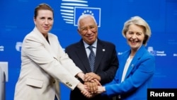 Prim-ministra daneză, Mette Frederiksen (stânga), Președintele Consiliului European, Antonio Costa, și președinta Comisiei Europene, Ursula von der Leyen, la o conferință de presă în cadrul summitului liderilor Uniunii Europene, la Bruxelles.