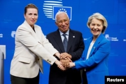 Прем'єрка Данії Метте Фредеріксен, президент Євроради Антоніо Коста та очільниця Єврокомісії Урсула фон дер Ляєн дають пресконференцію після саміту лідерів ЄС в Брюсселі, Бельгія, 19 грудня 2025 року