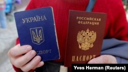 Указ, за яким жителі контрольованих підтримуваними Росією бойовиками районів на сході України зможуть у спрощеному порядку отримувати громадянство Росії, президент Росії Володимир Путін підписав 24 квітня