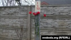 Побач зь месцам забойства на слупе — букет гвазьдзікоў