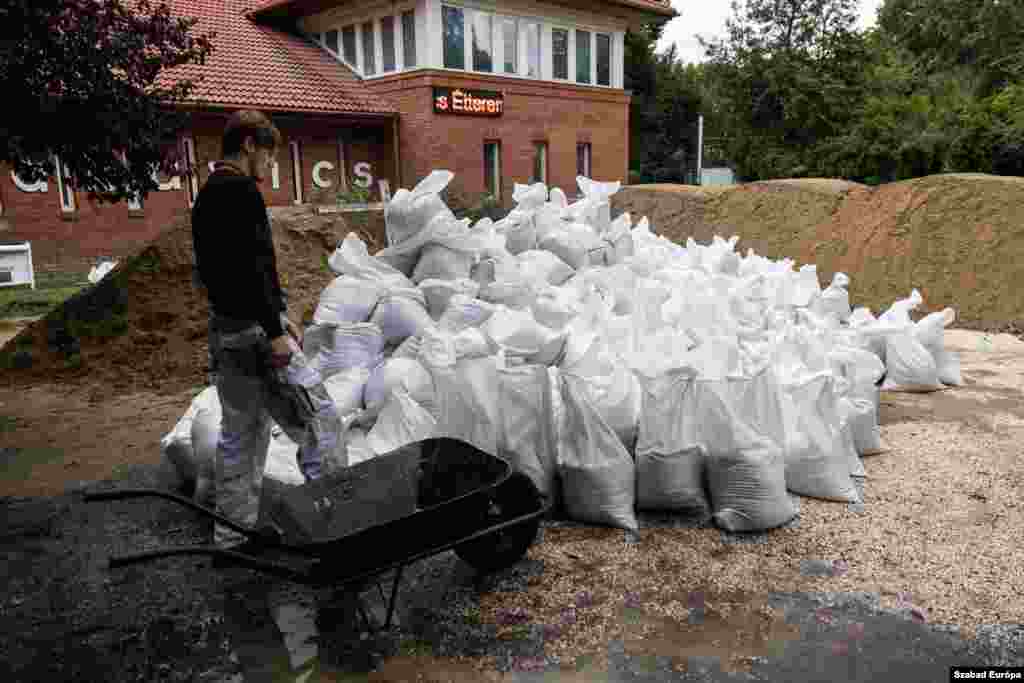 An estimated 1,400 soldiers are assisting with flood defense across Hungary, the defense minister said on September 17, adding that the armed forces are prepared to deploy additional personnel as needed.