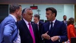 Orbán Viktor miniszterelnök és Emmanuel Macron francia elnök az Európai Unió vezetőinek csúcstalálkozóján Brüsszelben, Belgiumban 2022. május 30-án.