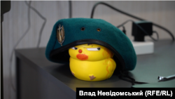 Робота у майстерні триває майже безперервно: на столах завжди лежить черговий борт, який передали бійці із суміжних підрозділів для аналізу