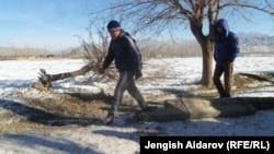 Чарбак айылын Сох анклавынан бөлүп турган чек ара тилкеси ушул тушта. 7-январь, 2013. 