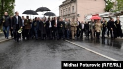 Okupljene porodice poginulih boraca Jugoslavenske narodne armije na 24. godišnjicu zločina u Dobrovoljačkoj ulici u Sarajevu, 3. maja 2016.