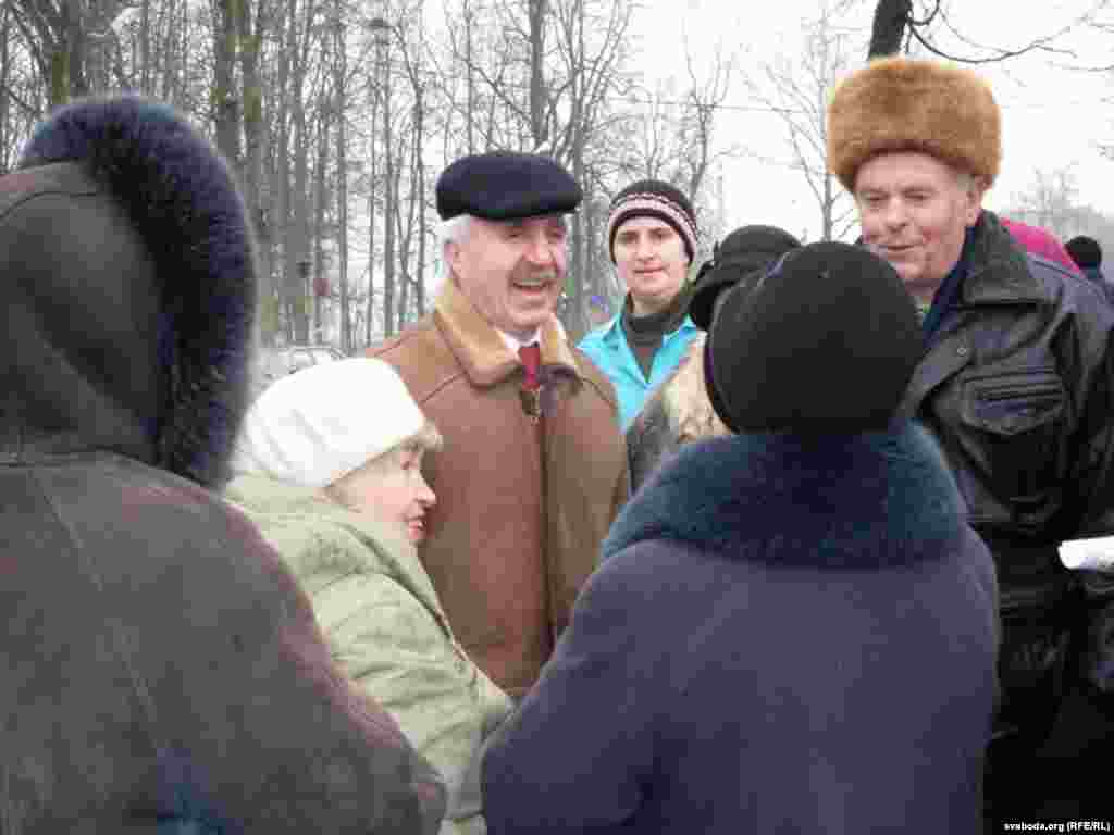 Сяржук Аржанцаў, Клімавічы - 9 сьнежня ў горадзе Клімавічы Магілёўскай вобласьці адбыўся агітацыйны пікет з удзелам кандыдата ў прэзыдэнты Рыгора Кастусёва. Спадар Кастусёў адказаў на шматлікія пытаньні людзей.