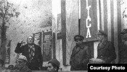 Ибаррури и командующий 46-й дивизией республиканской армией Испании генерал Кампесино (Валентин Гонсалес) среди бойцов и командиров 13-й интербригады. [Фото — <a href="http://www.rusarchives.ru" target=_blank>«Архивы России»</a>]