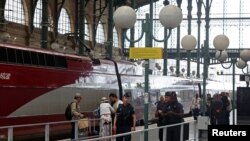 Policia franceze në një stacion treni në Paris më 26 korrik 2024. 