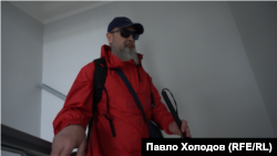 Андрій спускається зі свого 13 поверху під час відключень світла