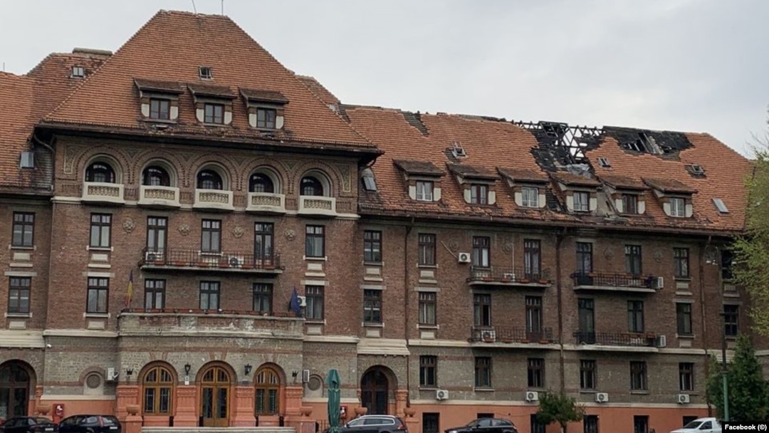Hotelul Triumf se degradează tot mai mult, după ce licitația organizată de RAAPPS a fost contestată de o firmă concurentă.