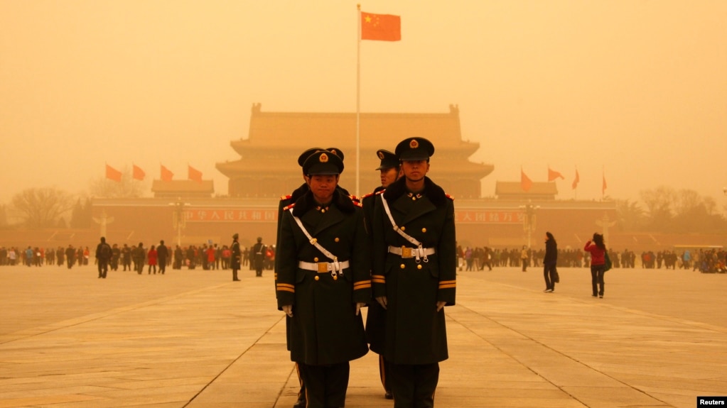 Площадь Тяньаньмэнь в Пекине во время песчаного шторма