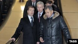 President Dmitry Medvedev (left), Emergencies Minister Sergei Shoigu (right), and Moscow Mayor Sergei Sobyanin visit the Okhotny Ryad metro station to inspect its security system.