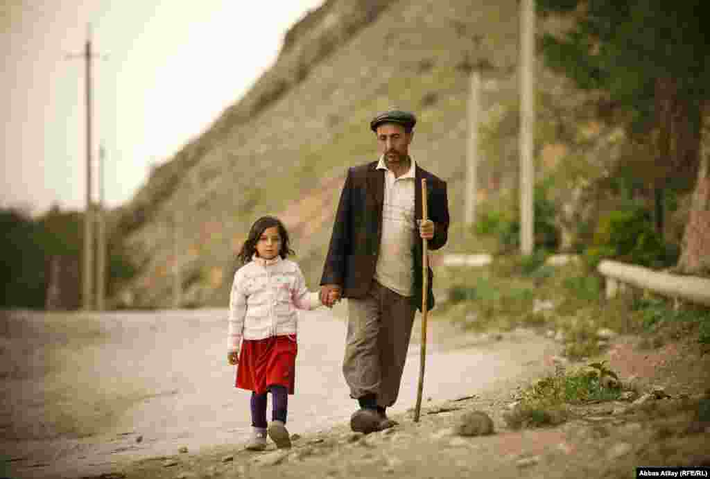 Heyvandarlıqla məşğul olan kor çoban və qızı. Qızı həm də onun gözləridir.
