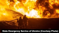 Рятувальники гасять пожежу, що спалахнула внаслідок російського удару по Одесі 15 лютого