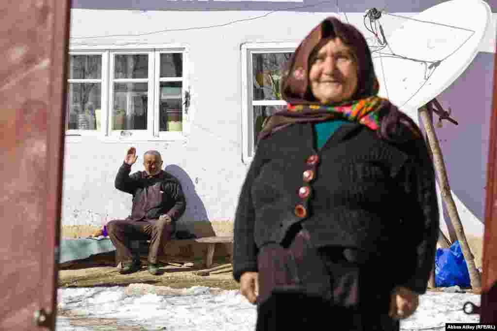 Kəndin qocaman sakinləri: 80 yaşlı Rəqiyyət nənə və həyat yoldaşı 81 yaşlı Nüsrət dayı.