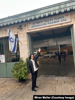 Mirav Meller, mătușa lui Doron Steinbrecher, fostă prizonieră a Hamas din octombrie 2023, fotografiată în fața gării Ierusalim.