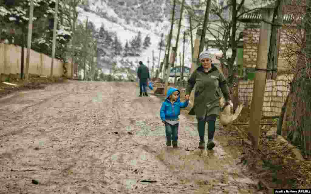 Kəndin yolları Sovet hakimiyyəti dağılandan bu yana təmir olunmayıb. 