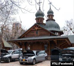 Автівки, куплені на пожертви, чекають на «освячення» предстоятелем УПЦ (МП) митрополитом Онуфрієм. Київ, 4 березня 2026 року. Це автівки для евакуації поранених, повідомила пресслужба УПЦ