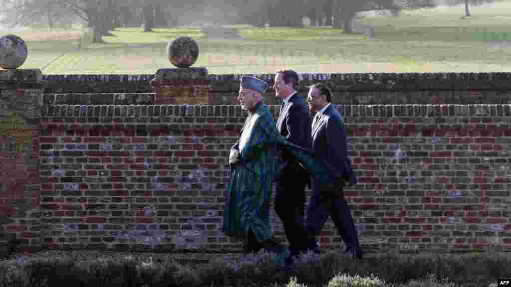 British Prime Minister David Cameron (center) walks with the Afghan and Pakistani presidents, Hamid Karzai (left) and Asif Ali Zardari at Chequers, the prime minister&#39;s official country residence, near Aylesbury in Buckinghamshire. (AFP/David Parker)