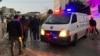 حضور امبولانس در محل هوایی اسرائیل ساختمانی در کفار رومان در نزدیکی شهر نبطیه در جنوب لبنان در روز دوشنبه .