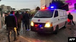  حضور امبولانس در محل هوایی اسرائیل ساختمانی در کفار رومان در نزدیکی شهر نبطیه در جنوب لبنان در روز دوشنبه .