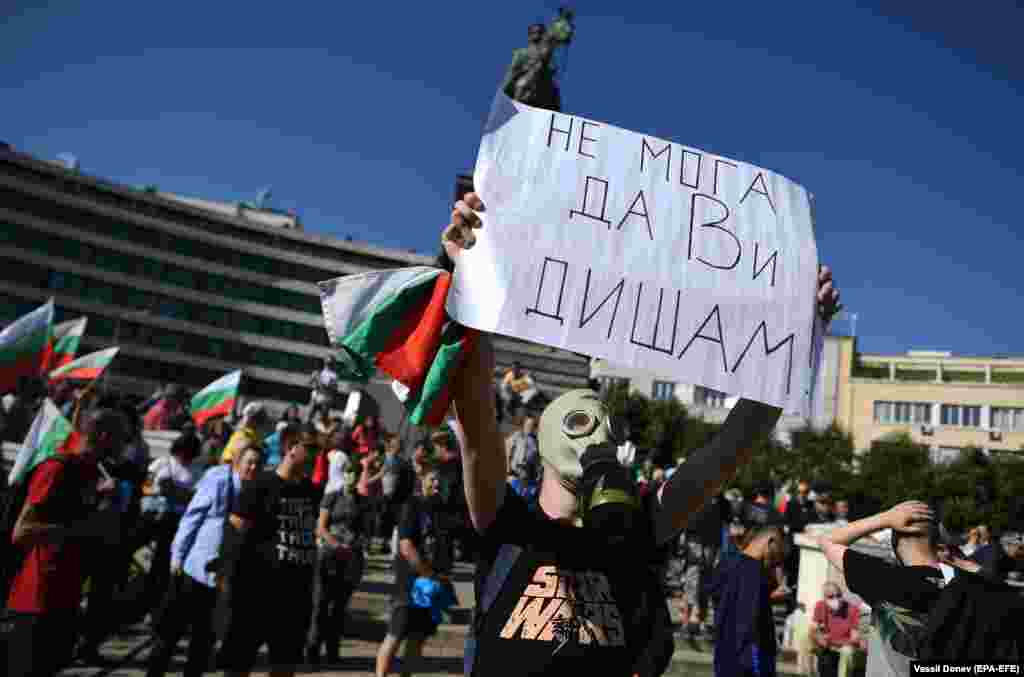 БУГАРИЈА - На вонредна седница бугарскиот парламентот денеска расправаше за недоверба на Владата. За сето време во повеќе градови во Бугарија се одржуваа масовни протести против корупцијата во државата. Пред Собранието имаше т.н. национален штрајк.
