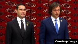 სერდარ ბერდიმუჰამედოვი (მარცხენა) და ირაკლი კობახიძე. 5 აგვისტო, 2025