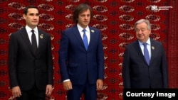 Türkmenistanyň prezidenti Serdar Berdimuhamedow malahata gelen resmiler, Gürjüstanyň premýer-ministri Irakli Kobahidze, BMG-niň Baş sekretary Antonio Gutiérriş dagy bilen