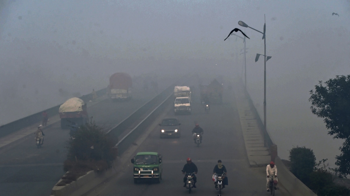 Rights Group Raises Alarm Over 'Hazardous Smog' In Pakistan