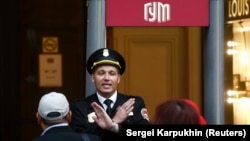 Охоронець перед закритим на перевірку після погрози універмагом «ГУМ» у центрі Москви, 13 вересня 2017 року