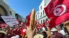 Demonstranti drže vekne hljeba dok protestuju protiv referenduma o novom ustavu koji je raspisao predsjednik Kais Saied, u Tunisu, Tunis, 18. juna 2022. 