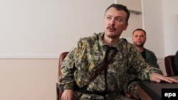 На то время так называемый «министр обороны» группировки «ДНР», гражданин России, полковник Игорь Гиркин (Стрелков) (слева). Он не отрицает, что в то время, когда находился на Донбассе, выносил смертные «приговоры» и они были выполнены