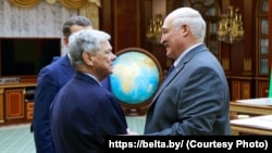 Для афіцыйнага Менску дыялёг з ЗША — гэта самы пэрспэктыўны праект шасьці апошніх гадоў. На фота: Аляксандар Лукашэнка і спэцпрадстаўнік прэзыдэнта ЗША Джон Коўл у Менску. 12 сьнежня 2025 году