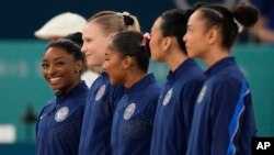 Američke gimnastičarke tokom takmičenja u višeboju u kojem su osvojile zlatnu medalju, Pariz, 30. jul 2024.