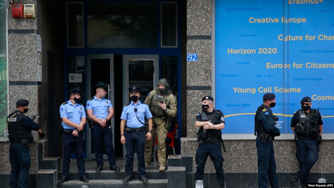 Policija ispred Udruženja ratnih veterana Oslobodilačke vojske Kosova u Prištini, 25. septembar