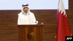 Prim-ministrul și ministrul de externe al Qatarului, Mohammed bin Abdulrahman al-Thani, susține o conferință de presă după întâlnirea cu ministrul de externe al Turciei la Doha. 25 octombrie 2023.