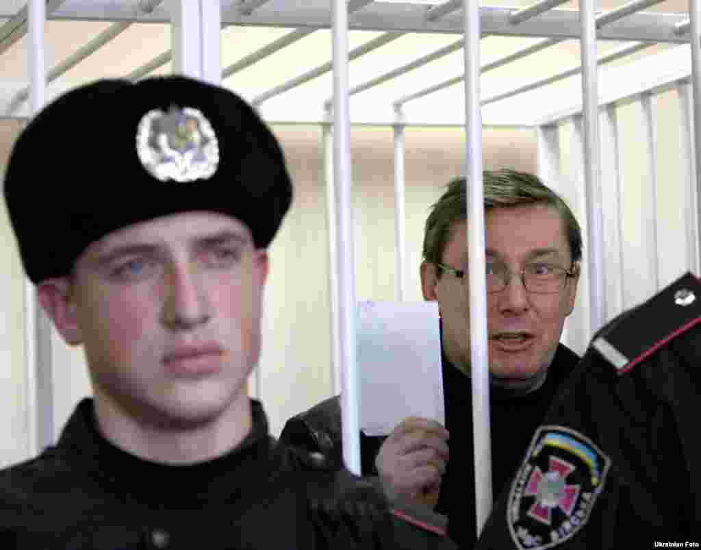 Апеляційний суд Києва залишив екс-міністра Юрія Луценка під арештом. Він відхилив докази Луценка та його адвоката про те, що екс-міністр не давав приводу для арешту: не перешкоджав слідству і не порушував підписки про невиїзд. Правозахисники визнають, що кримінальна справа й арешт Луценка не мають належних підстав, однак згадують, що свого часу екс-керівник МВС так само переслідував своїх політичних опонентів. Київ, 5 січня 2010 року