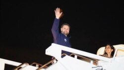 Vicepreședintele SUA JD Vance, urmărit de soția lui Usha, salută la plecarea spre Jocurile Olimpice de iarnă Milano Cortina 2026 din Italia, de la baza militară Andrews.