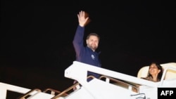 Vicepreședintele SUA JD Vance, urmărit de soția lui Usha, salută la plecarea spre Jocurile Olimpice de iarnă Milano Cortina 2026 din Italia, de la baza militară Andrews.