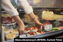 Вітрина із солодощами у кафе-кондитерській, Намюр, Бельгія, 6 березня 2026 року